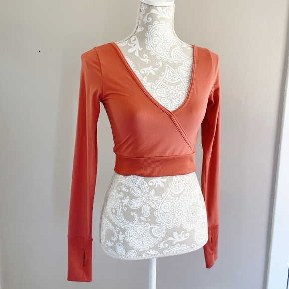 ✨ Gilly Hicks Long Sleeve Wrap Crop Top – XS ✨ - Picture 6 of 7